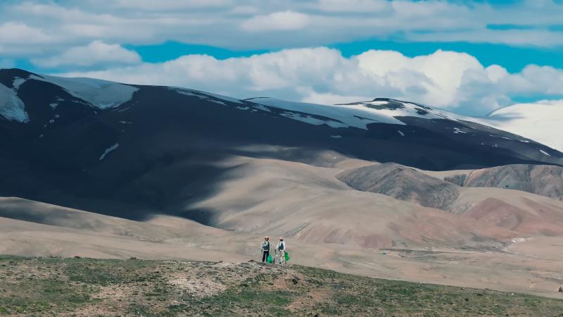 Featured image of post A "Stroll" at 4,891m: Snow Peaks, Breeze, and Trash Bags